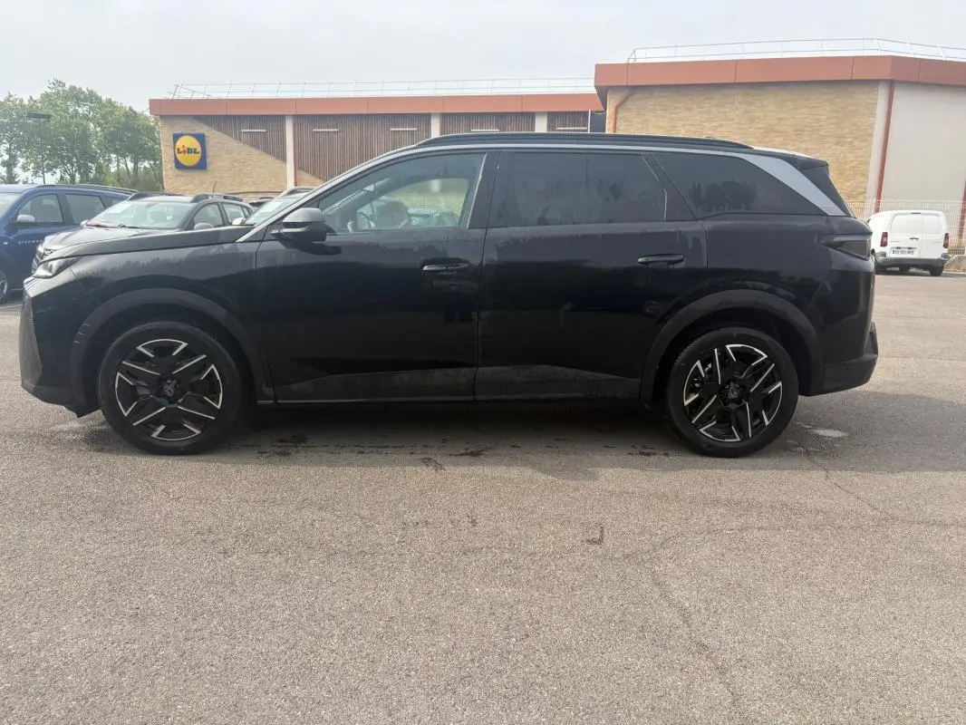 Profil côté gauche du Peugeot 5008 Hybrid 145 ch Allure noir 2025, avec jantes alliage au design moderne.