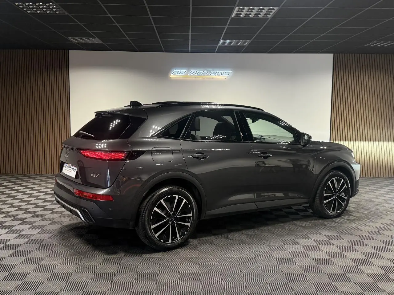 Vue 3/4 arrière droit du DS7 Crossback gris métallisé avec jantes alliage 19'' Edinburgh et feux arrière LED 3D.