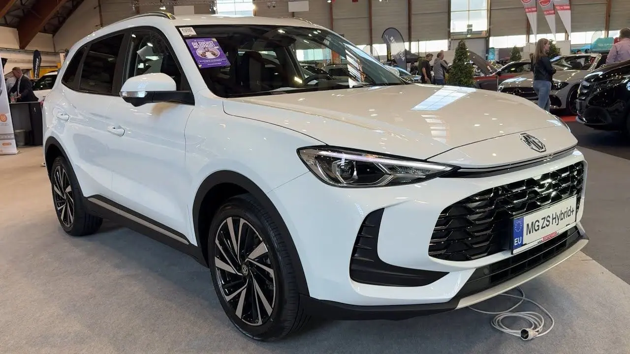 Vue 3/4 avant droite du MG ZS 1.5 Hybrid+ 197ch Luxury en blanc Dover avec calandre noire et jantes bicolores.