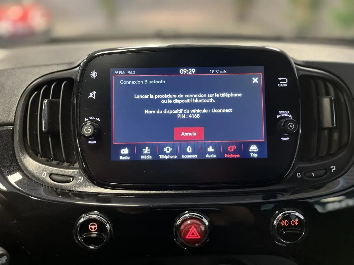 Écran tactile central du tableau de bord noir de la Fiat 500 Dolcevita 2023 affichant la connexion Bluetooth.