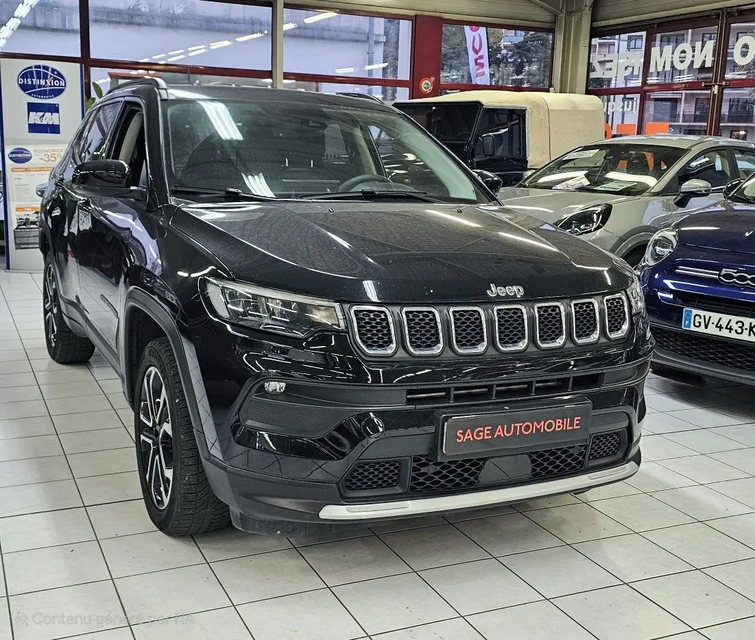 Jeep Compass noir vu de face en 3/4 gauche, mettant en valeur sa calandre distinctive et ses jantes alliage.