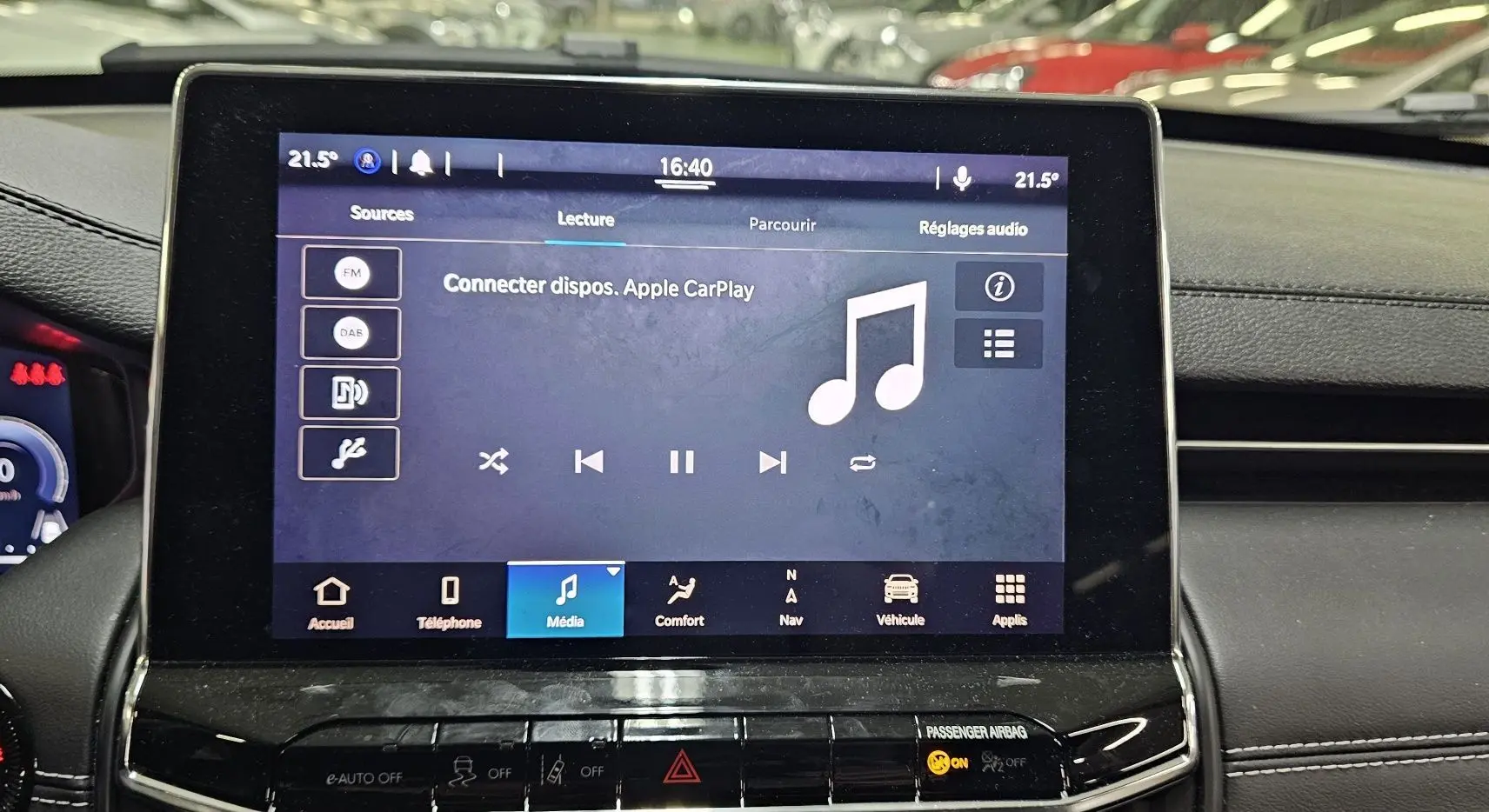 Écran tactile multimédia du Jeep Compass noir 2023 affichant les options Apple CarPlay et commandes audio.