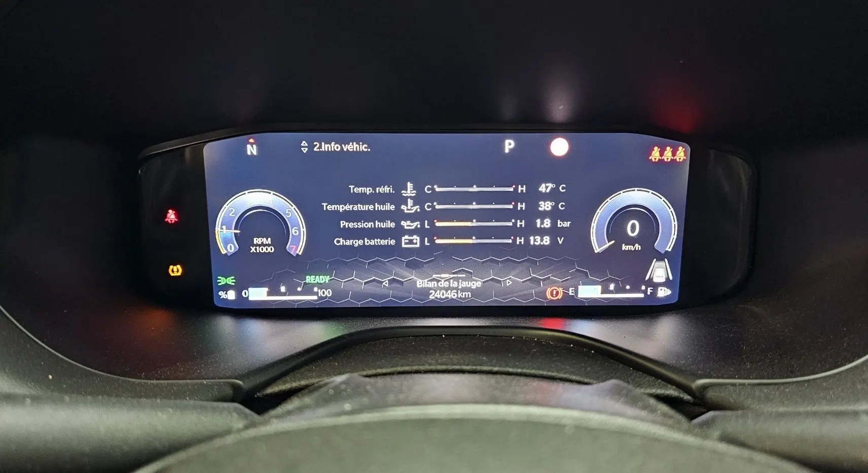 Affichage numérique du tableau de bord du Jeep Compass 2023 montrant les jauges et informations moteur en veille.