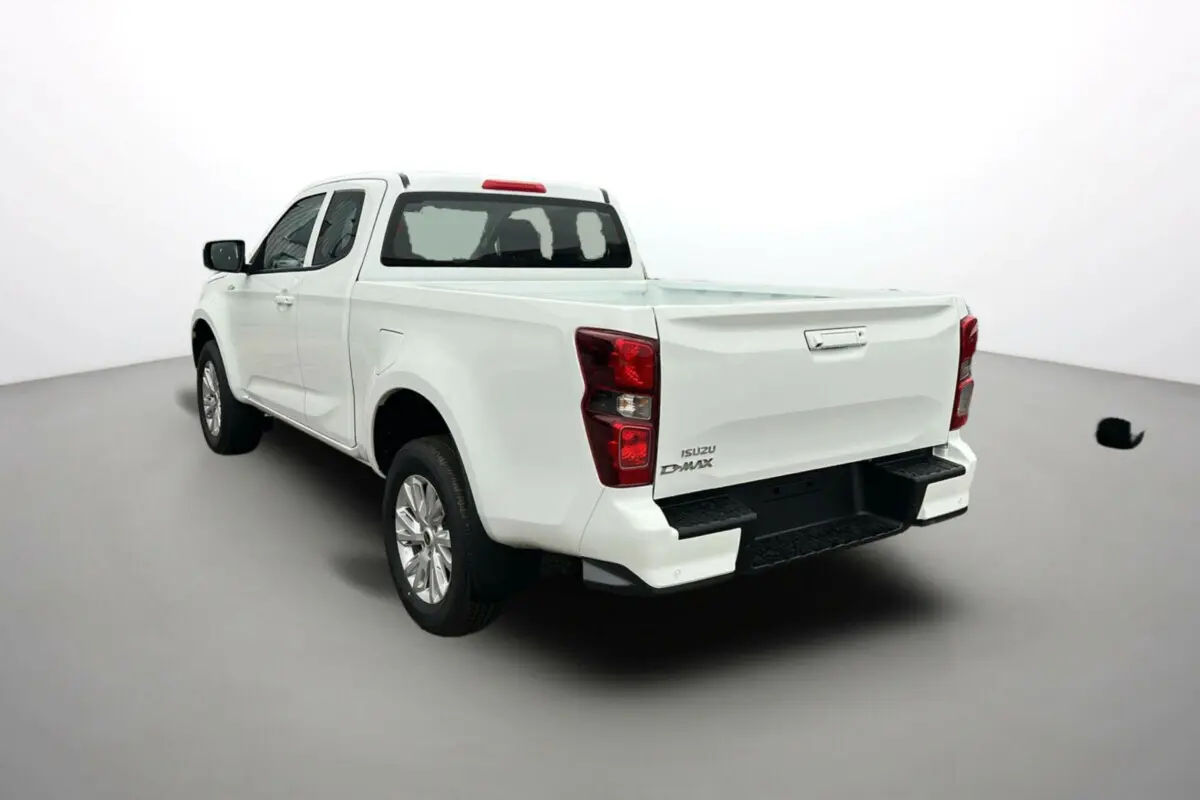 Vue 3/4 arrière droite d'un pick-up Isuzu D-MAX Splash White avec cabine Space Cab et jantes alu 18 pouces.