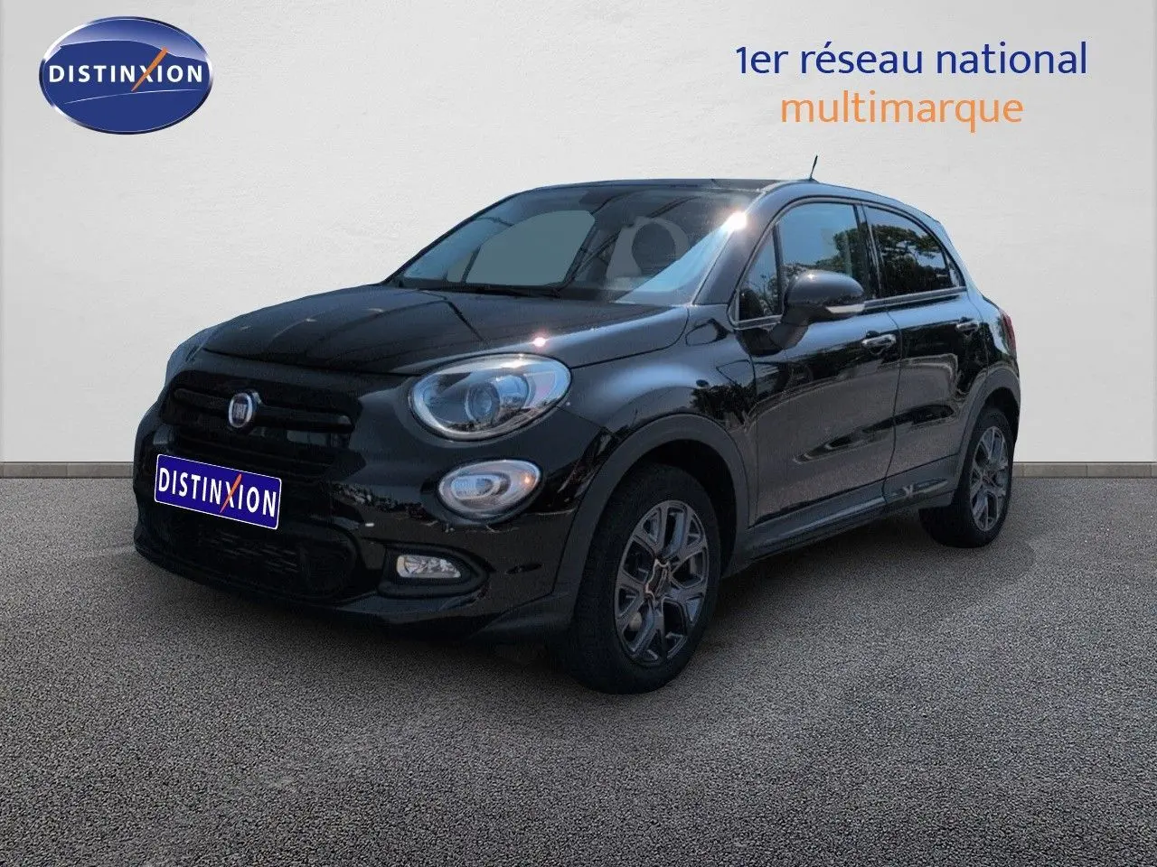 Fiat 500X noir cinéma pastel en 3/4 avant droit, avec jantes alu et boucliers couleur caisse.