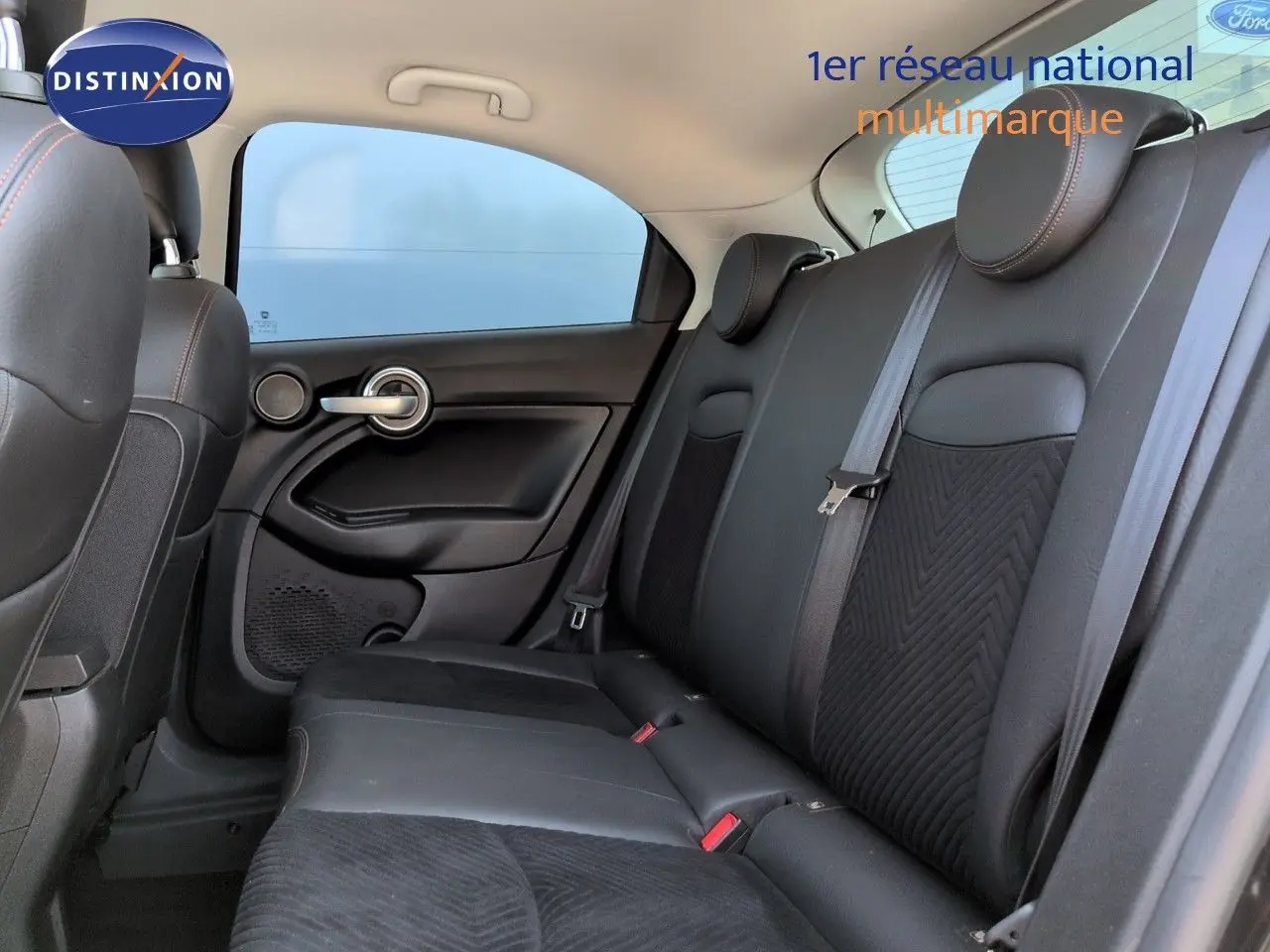 Vue intérieure côté droit sur la banquette arrière en cuir noir de la FIAT 500X 2018 finition Popstar Business.