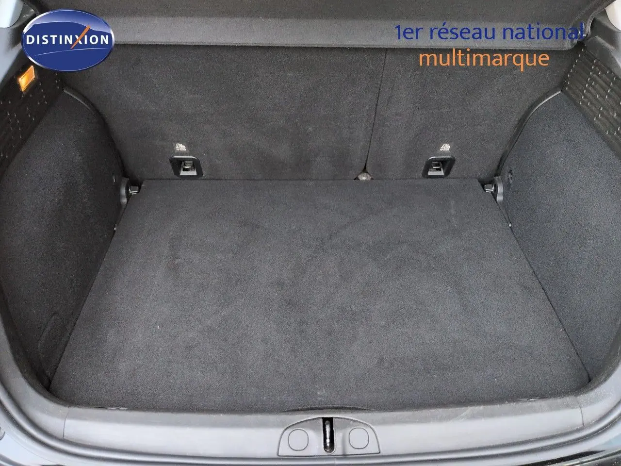 Vue du coffre vide de la Fiat 500X noir Cinéma pastel, montrant l'espace de rangement intérieur.