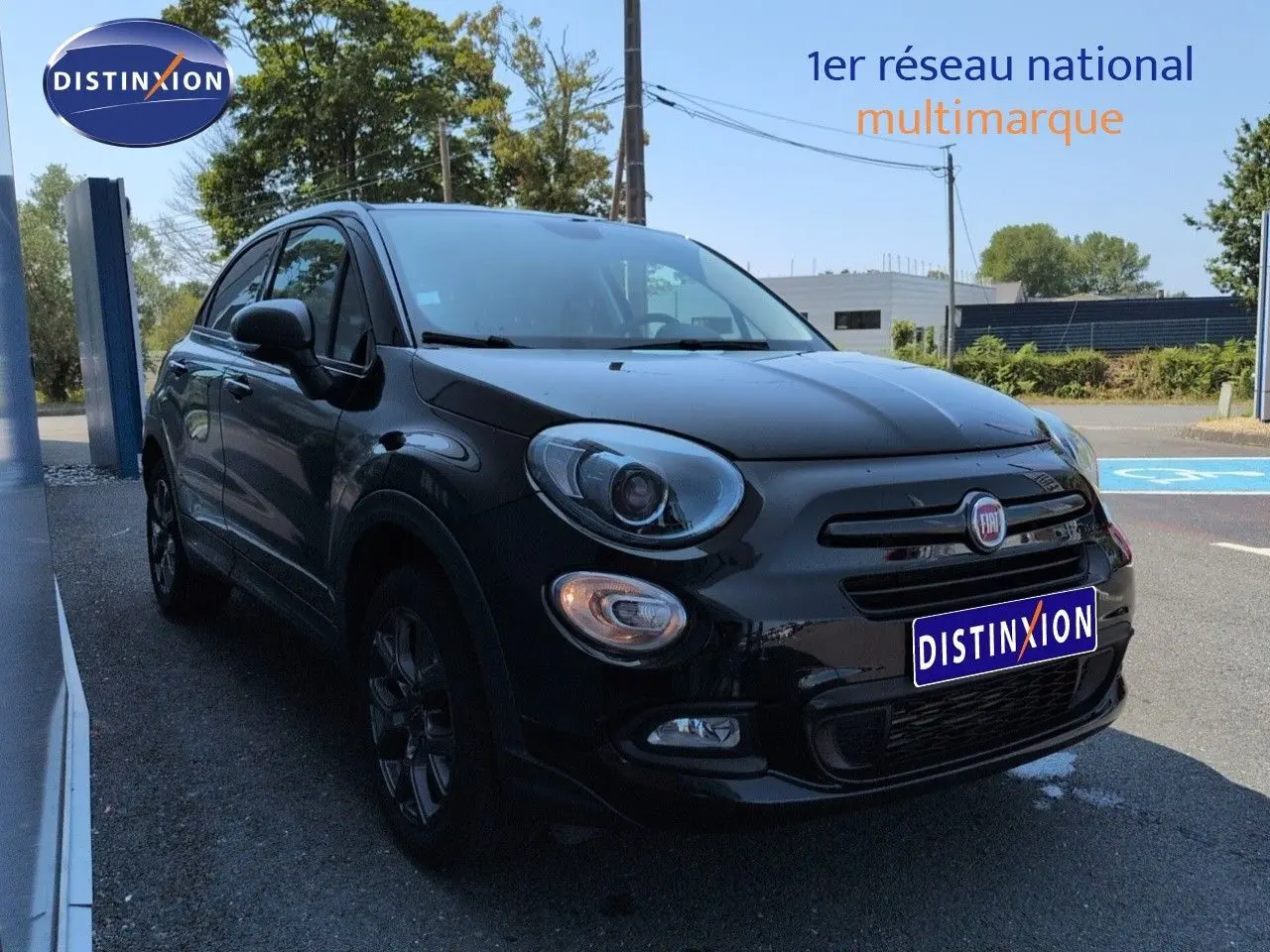 Vue 3/4 avant droite d'une Fiat 500X noire Cinéma pastel avec jantes alu et détails noirs mats.