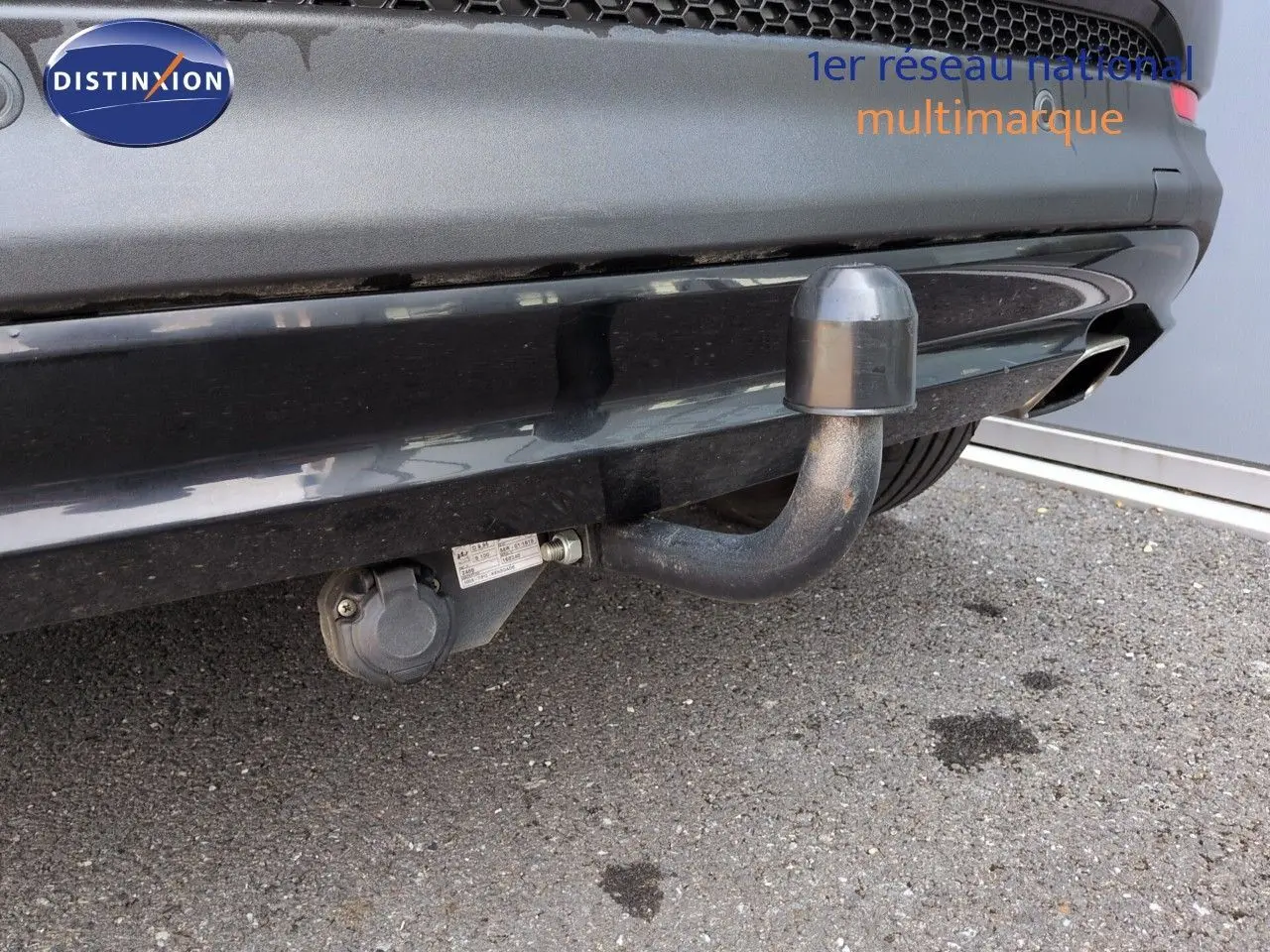 Gros plan sur l'attelage de remorque fixé au pare-chocs arrière noir pastel d'une Fiat 500X 2018.