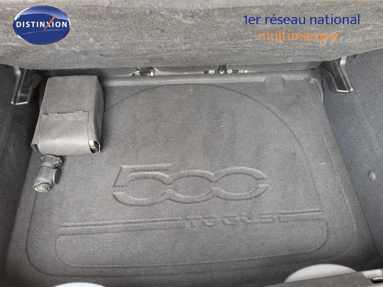 Vue du coffre avec tapis de sol noir marqué 500X, intérieur du Fiat 500X 2018 finition Popstar Business.