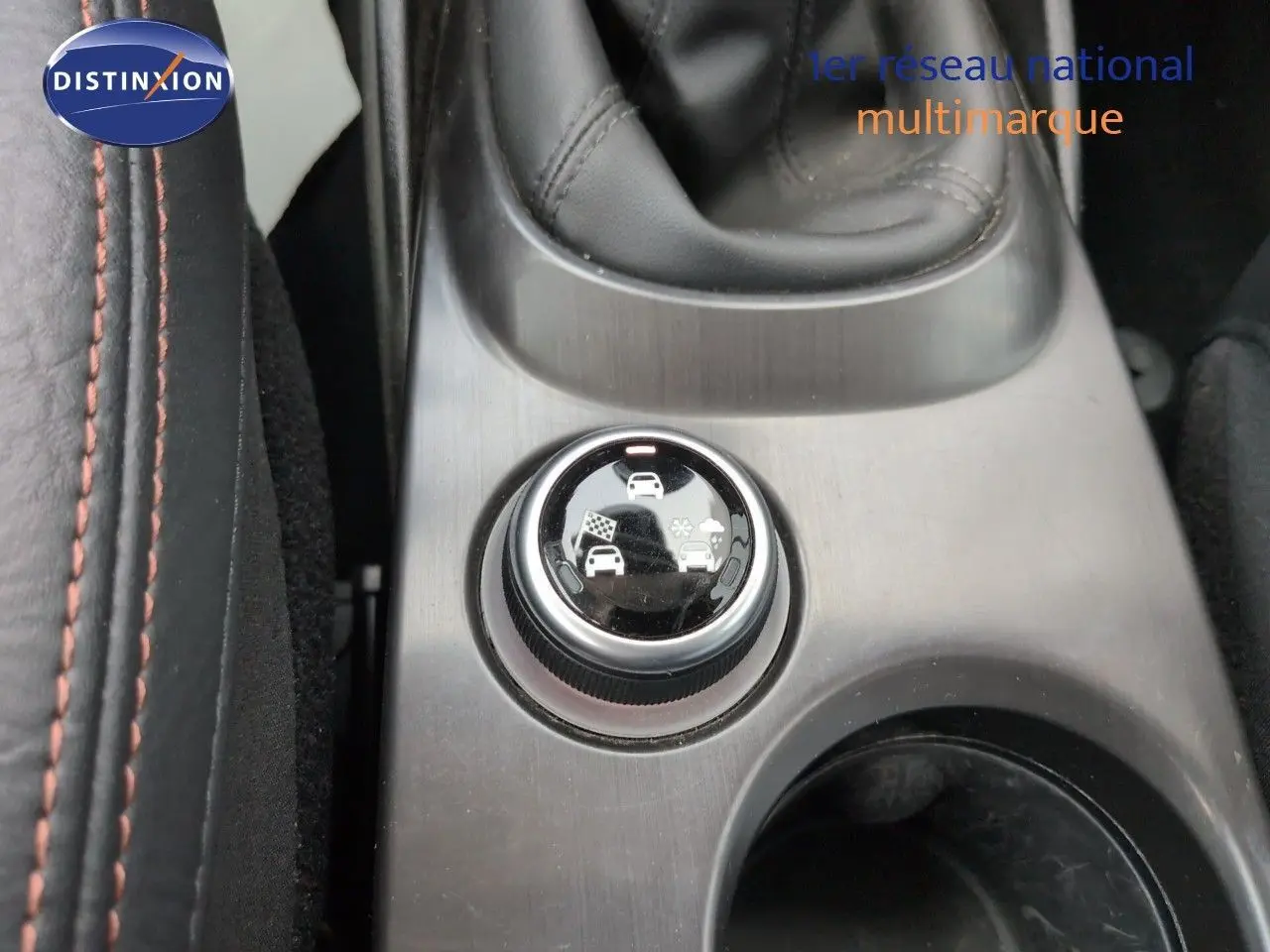 Gros plan sur la molette de sélection des modes de conduite dans l’habitacle noir du Fiat 500X 2018.