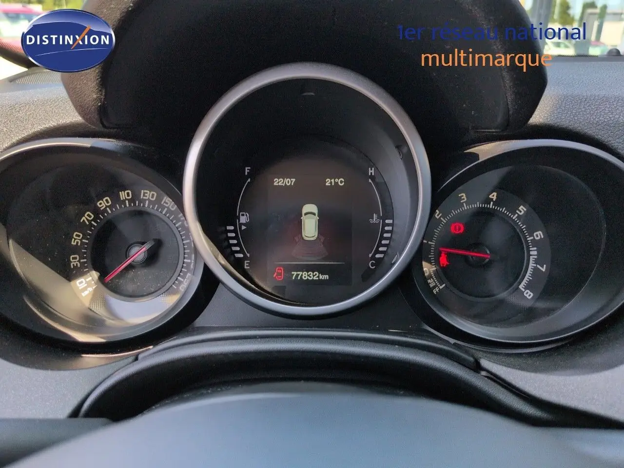 Vue rapprochée du tableau de bord du Fiat 500X 2018, affichant compteurs et écran central digital.