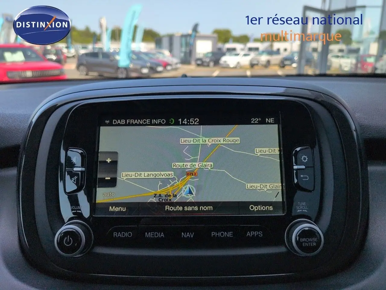 Vue intérieure centrée sur l’écran tactile GPS du tableau de bord de la Fiat 500X, avec affichage de la navigation.