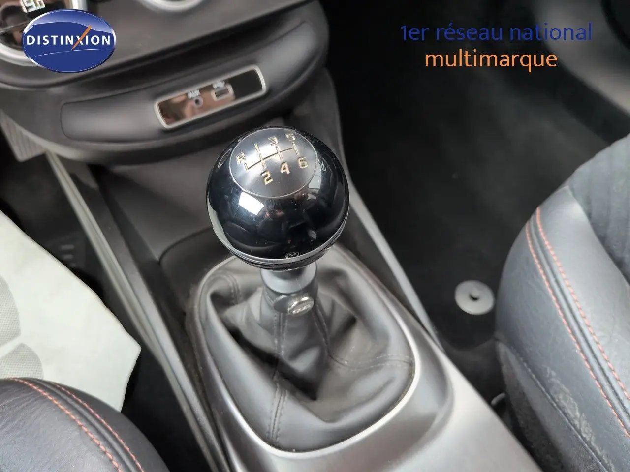 Le levier de vitesses manuel noir de la FIAT 500X 2018, vue rapprochée de l’intérieur côté central.