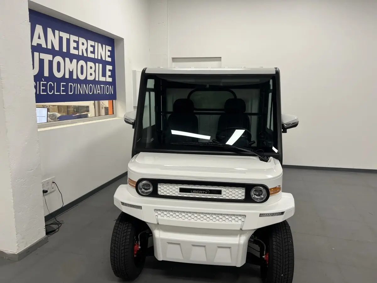 Vue de face du Liberty L7e H2 Cargo blanc 2025 avec éclairage LED et jantes alu 13 pouces visibles.