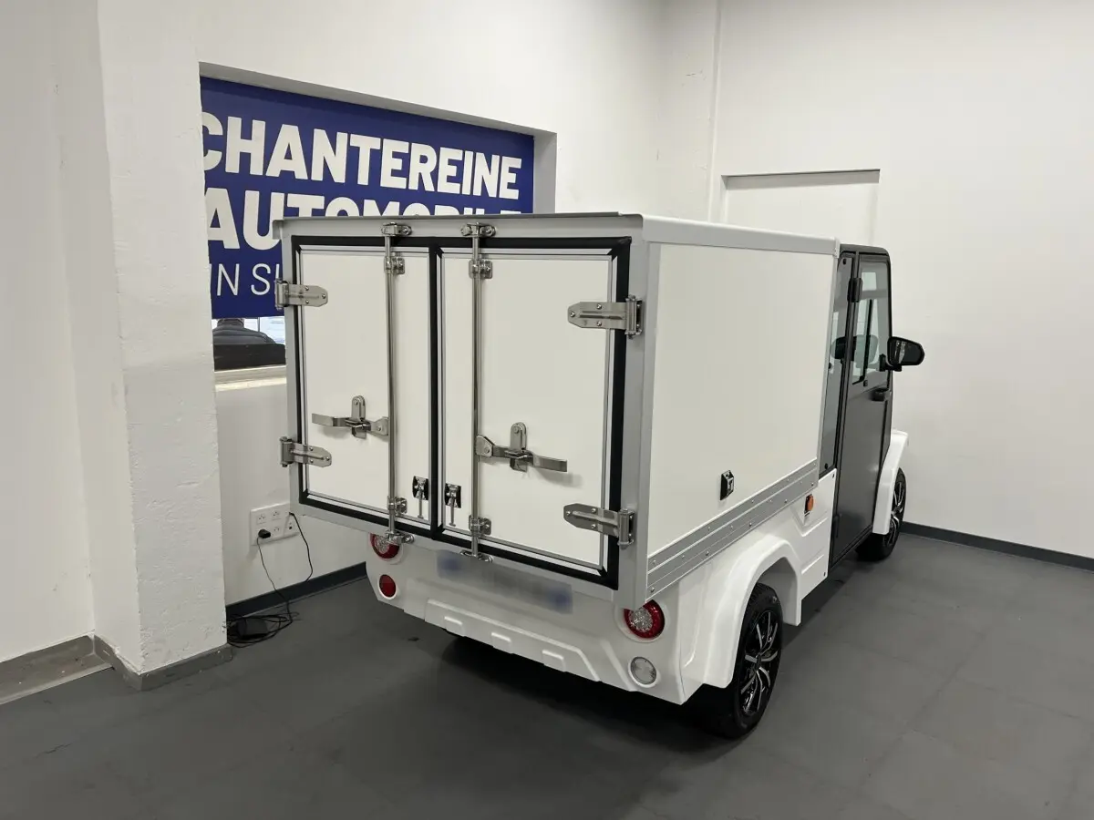 Vue 3/4 arrière droite du Liberty L7e H2 Cargo blanc avec caisse fermée et jantes alu noires 13 pouces.