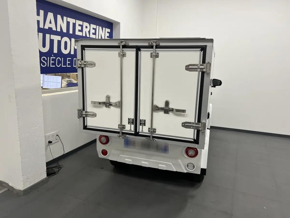 Vue arrière d’un utilitaire électrique blanc LIBERTY L7e H2 CARGO 2025 avec portes cargo verrouillées et feux ronds.