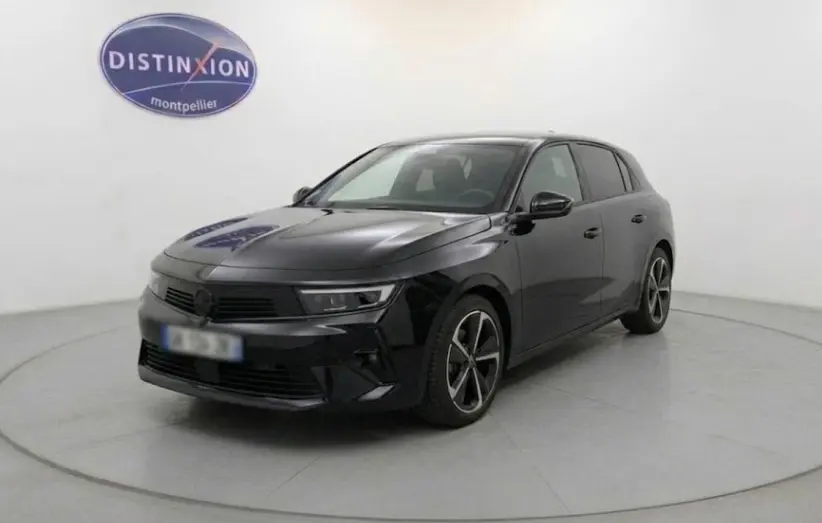Opel Astra 2025 noire vue en 3/4 avant droit dans un studio avec jantes alliage et calandre moderne.