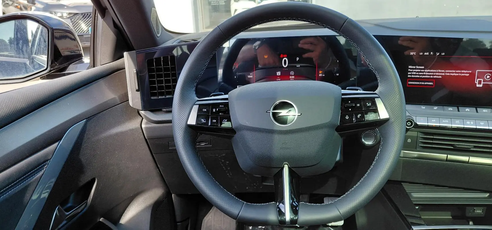 Intérieur de l'Opel Astra 2025 Diesel noir, vue centrée sur le volant multifonction et le tableau de bord numérique.