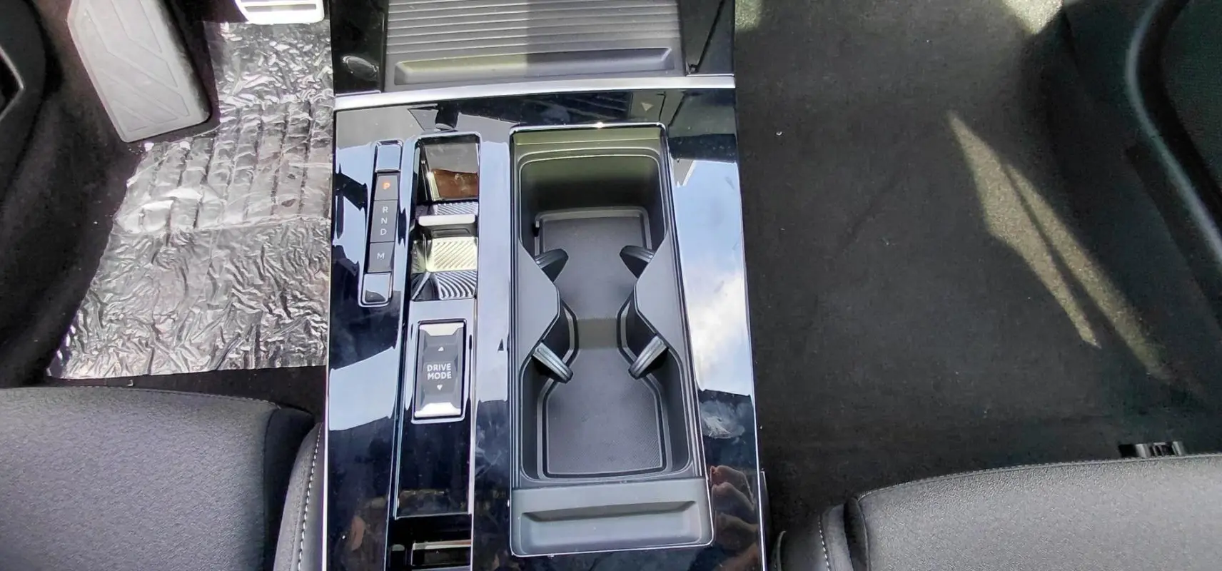 Gros plan sur la console centrale noire de l’Opel Astra 2025, avec sélecteur de boîte auto et porte-gobelets.