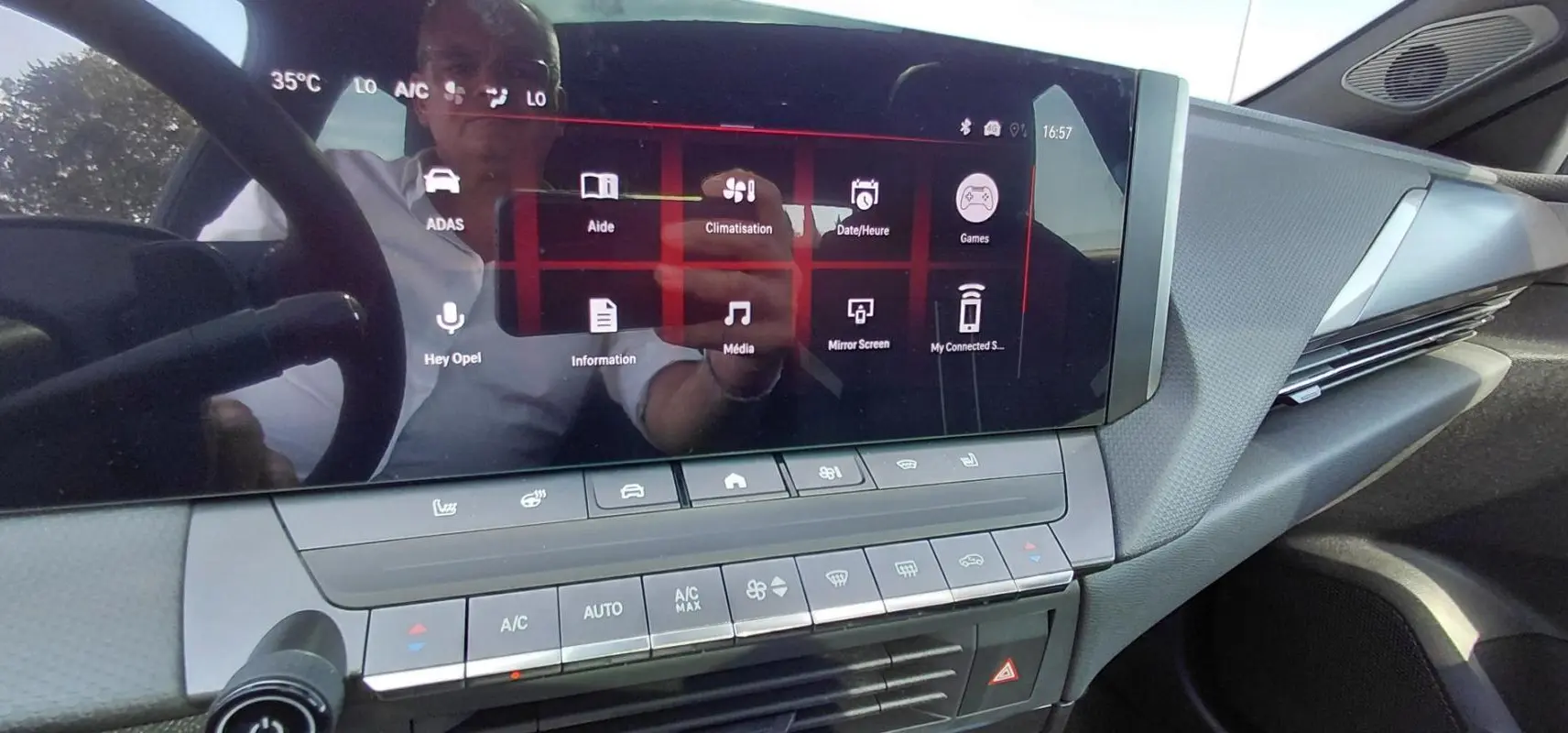 Vue rapprochée de l’écran tactile central et des commandes de climatisation de l’Opel Astra 2025 noire, version Diesel automatique.
