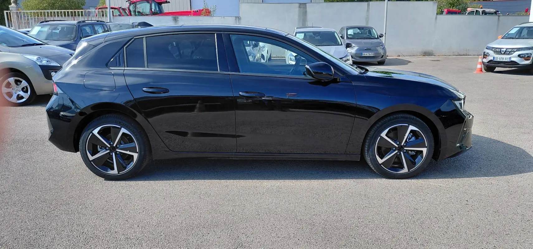 Profil côté gauche de l’Opel Astra noire 2025, version Diesel 1.5 BVA8, avec jantes alliage au design moderne.