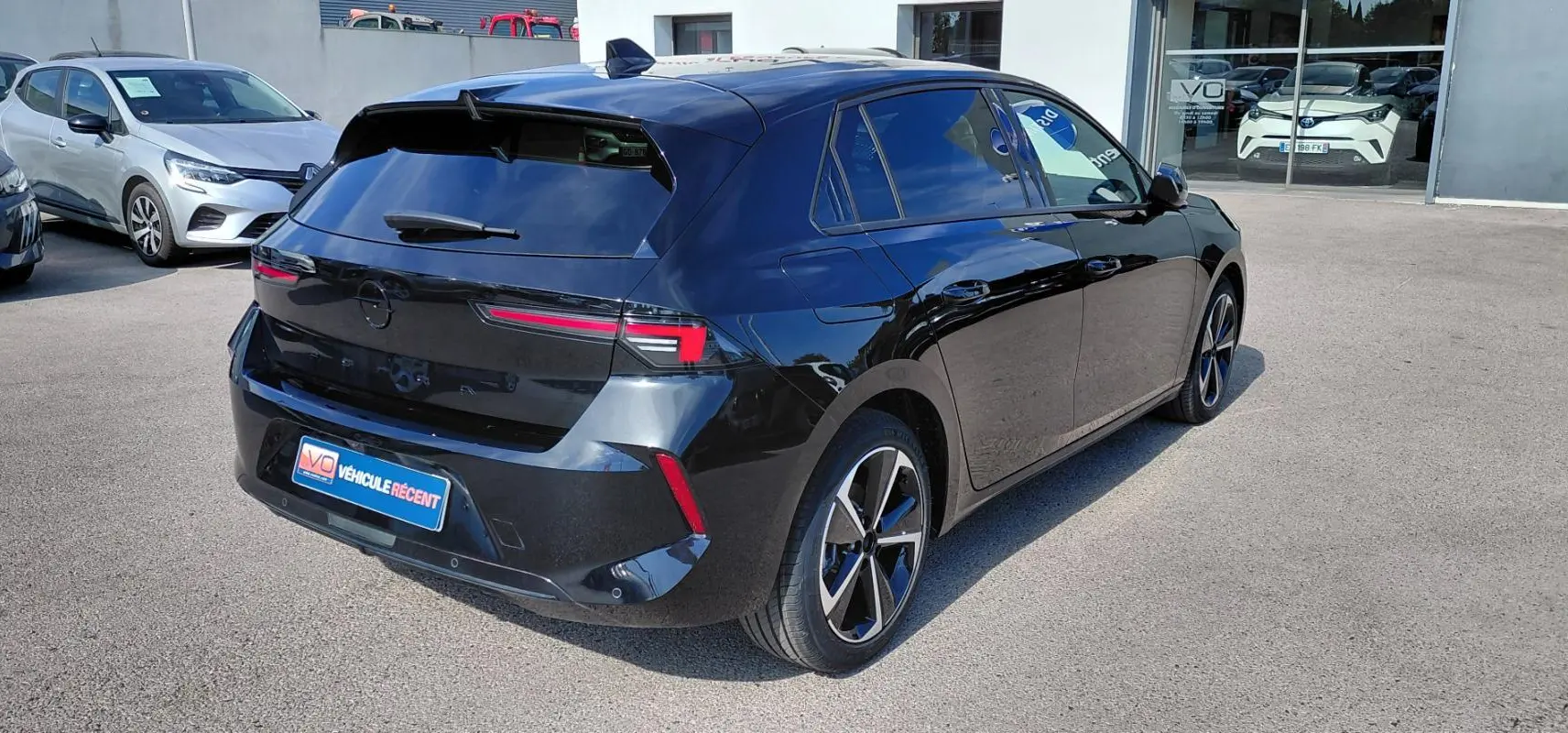 Opel Astra noire 2025 vue 3/4 arrière droit, avec feux arrière LED et jantes alliage distinctives.