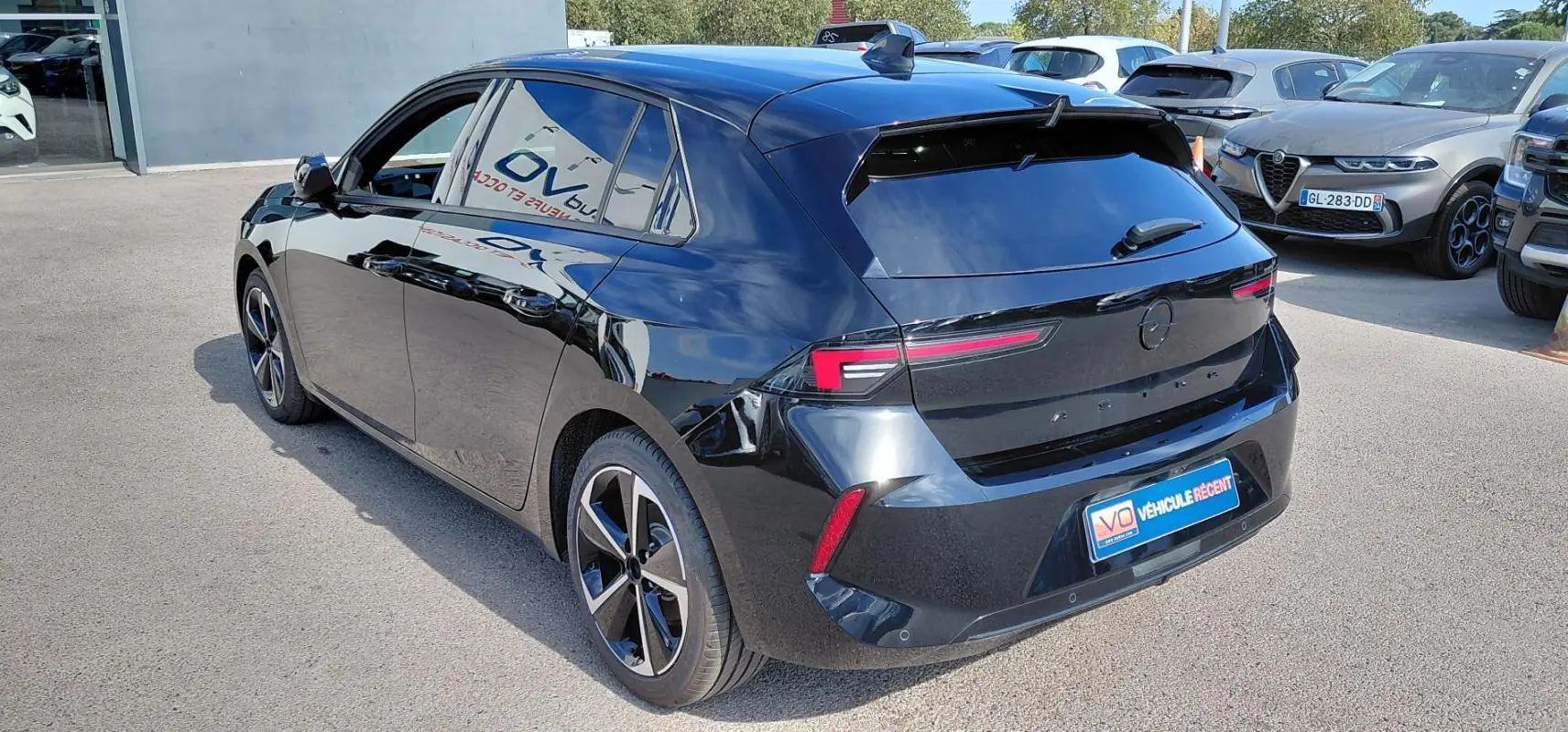 Opel Astra 2025 noire vue 3/4 arrière droit, avec feux arrière LED et jantes alliage distinctives.