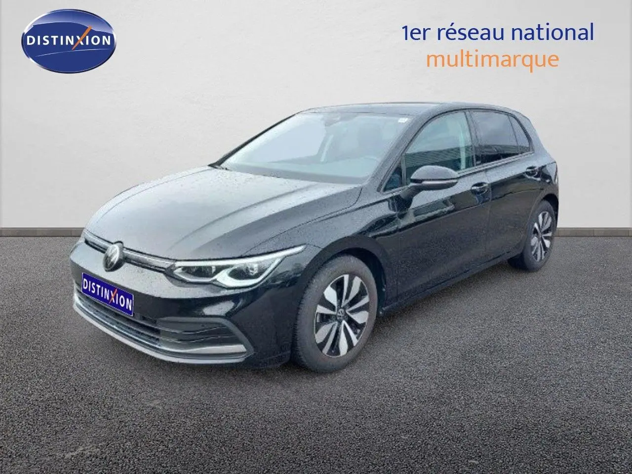 Volkswagen Golf 1.5 TSI noir métal vue 3/4 avant droit sur sol gris devant un mur blanc.