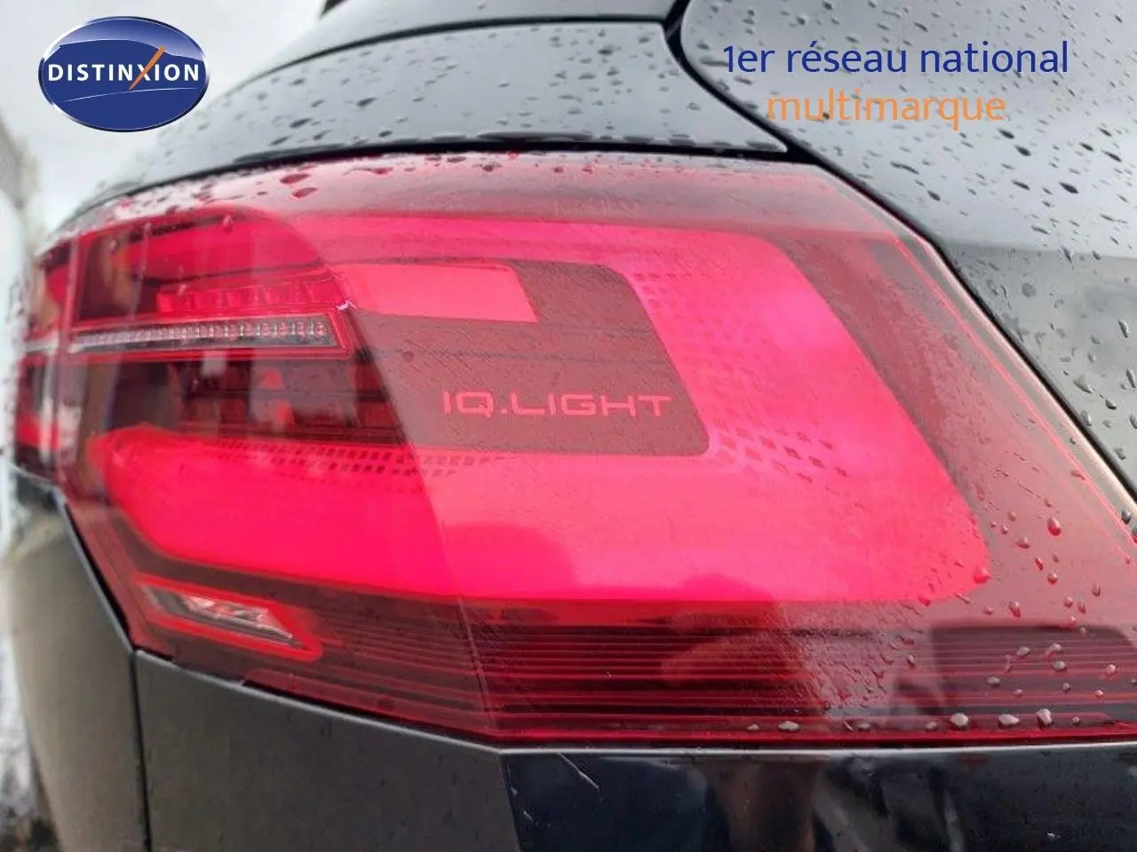 Gros plan sur le feu arrière droit rouge de la Volkswagen Golf 1.5 TSI 150CH Goal noir métal avec marquage IQ.Light.
