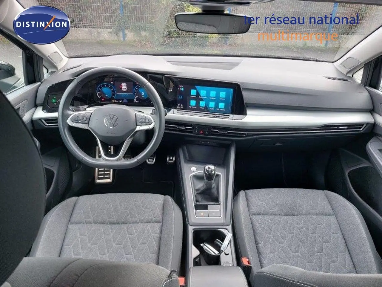 Intérieur avant de la Volkswagen Golf 1.5 TSI 2024 noir métal, vue sur tableau de bord digital et boîte manuelle.
