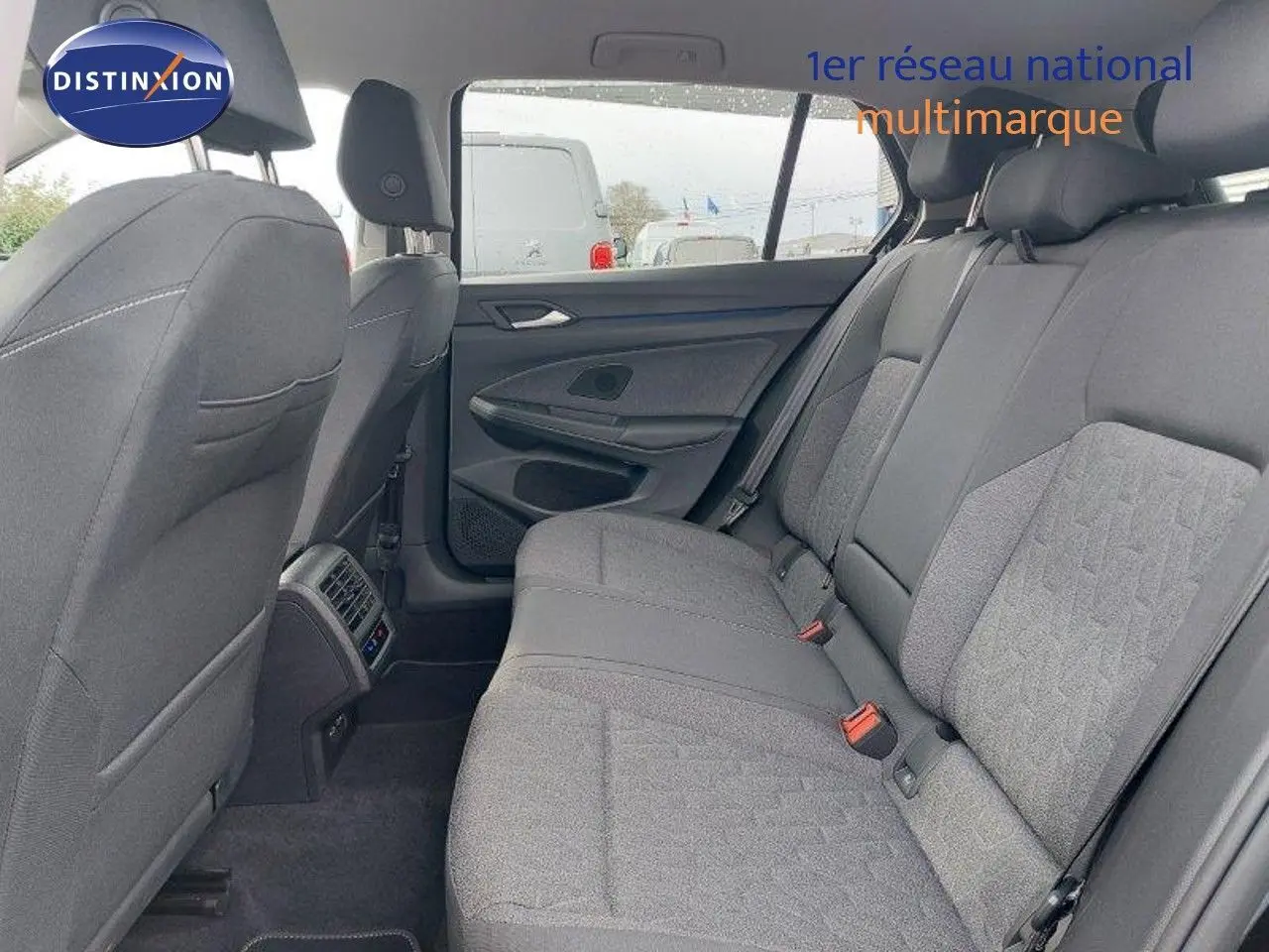 Vue intérieure arrière côté droit d'une Volkswagen Golf 1.5 TSI 150CH Goal 2024 avec sellerie tissu gris et aérations centrales.