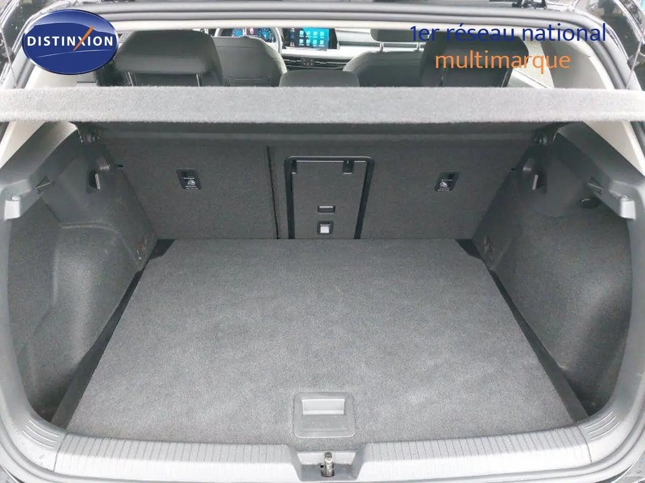 Vue intérieure du coffre spacieux et propre d'une Volkswagen Golf 1.5 TSI 150CH Goal 2024, avec cache-bagages gris.