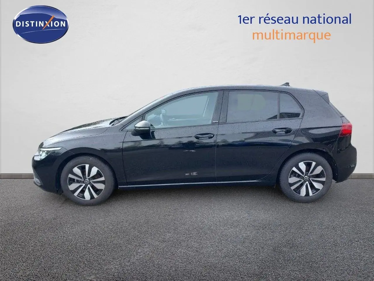Profil latéral gauche d'une Volkswagen Golf 1.5 TSI 150ch Goal noire métal avec jantes alliage distinctives.