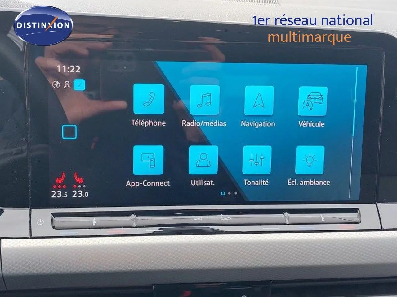 Écran tactile central de la Volkswagen Golf 2024 affichant les options téléphone, navigation et climatisation.
