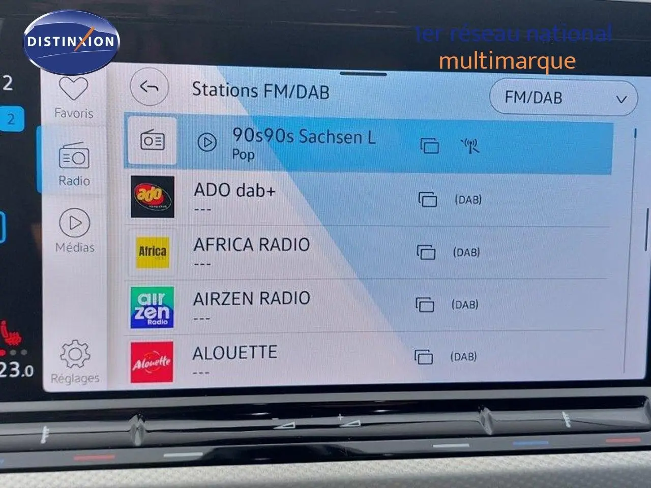 Écran tactile de la Volkswagen Golf 1.5 TSI 150CH GOAL 2024 noir métal, affichant la liste des stations radio FM/DAB.
