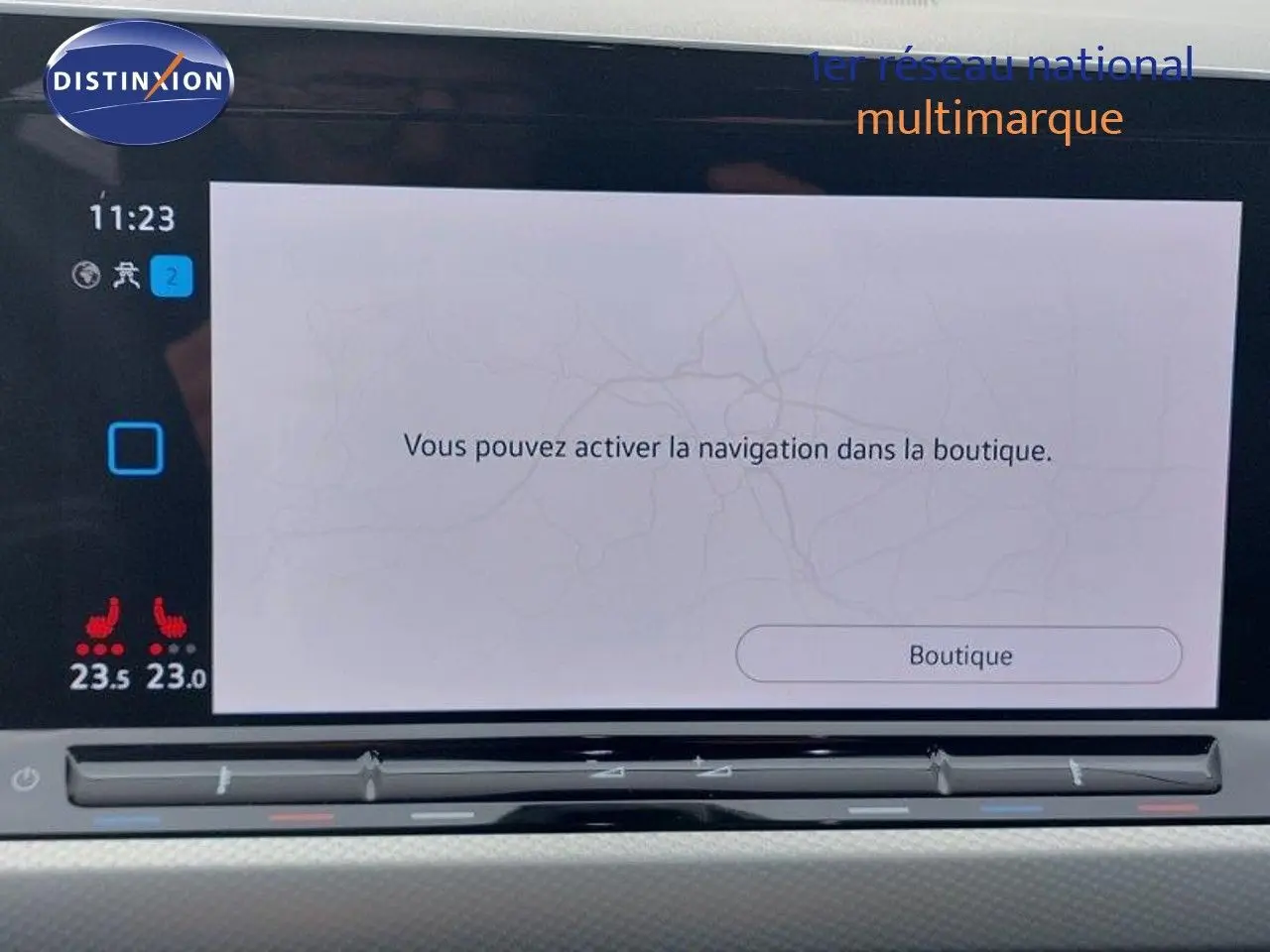 Écran tactile intérieur de la Volkswagen Golf 1.5 TSI 150CH Goal 2024 affichant un message d'activation de navigation.