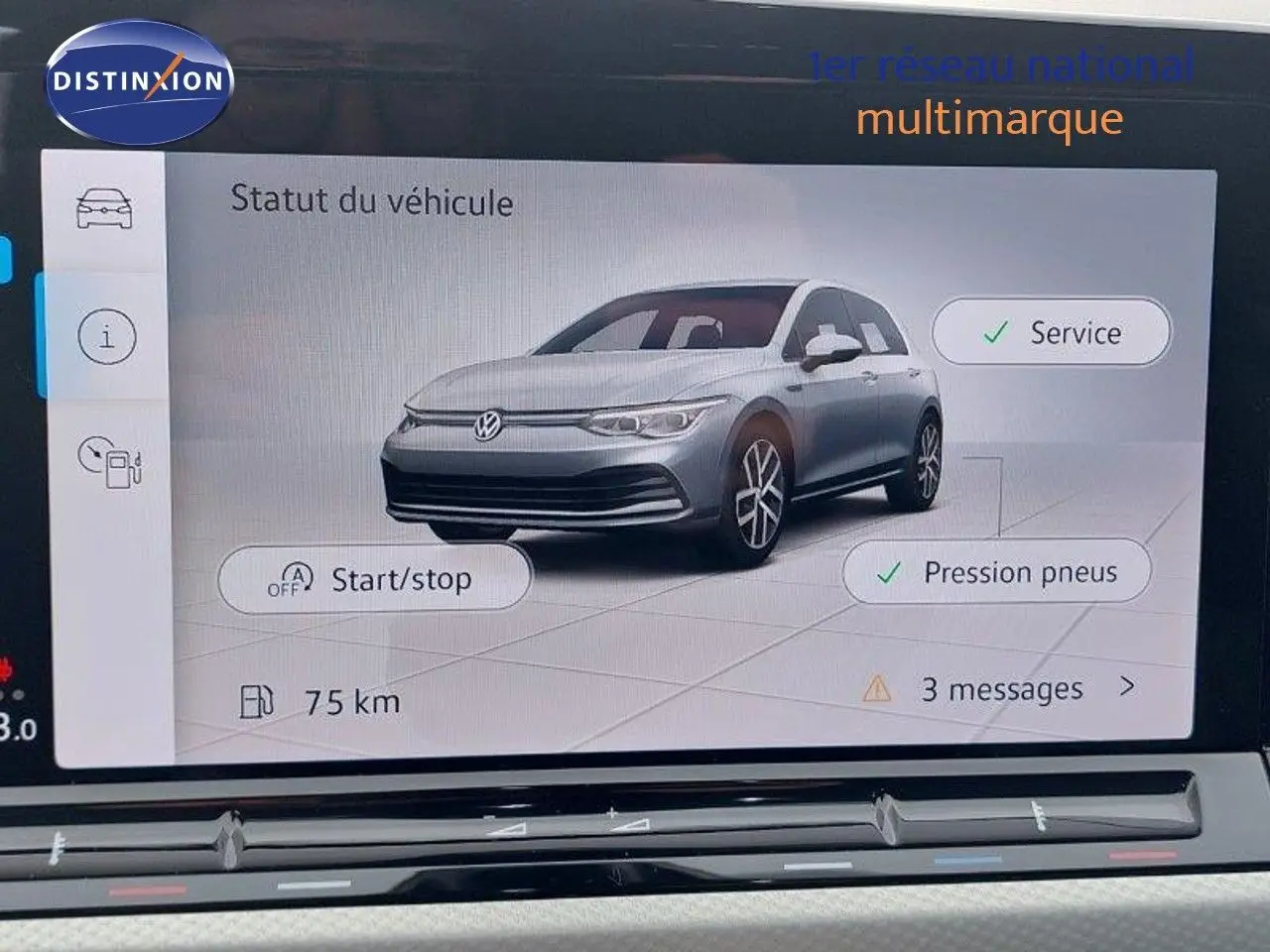 Vue 3/4 avant d'une Volkswagen Golf noire métal affichée sur l'écran de bord numérique du véhicule.