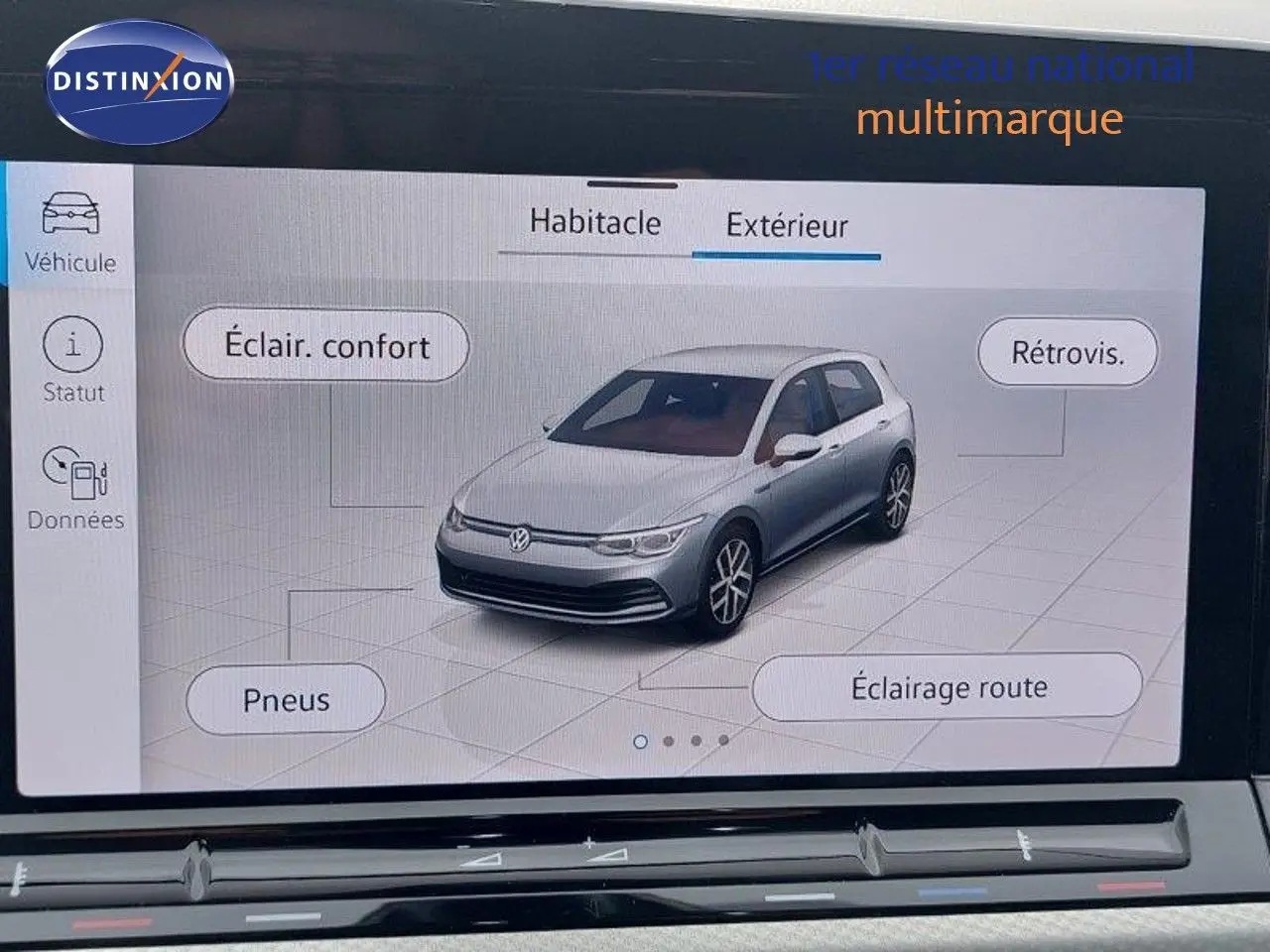 Vue avant droite d'une Volkswagen Golf noire métal 2024 avec affichage numérique des options d'éclairage et pneus.