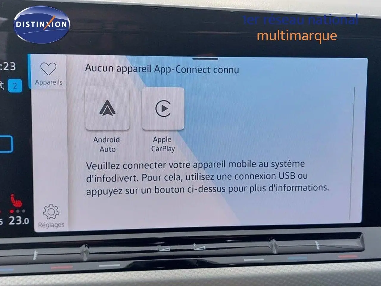 Vue avant rapprochée de la Volkswagen Golf 1.5 TSI 150ch Goal noire métal, mettant en valeur l'écran tactile central.