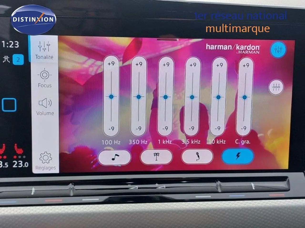 Écran tactile intérieur de Volkswagen Golf 1.5 TSI 2024 noir métal, affichant réglages audio Harman Kardon colorés.