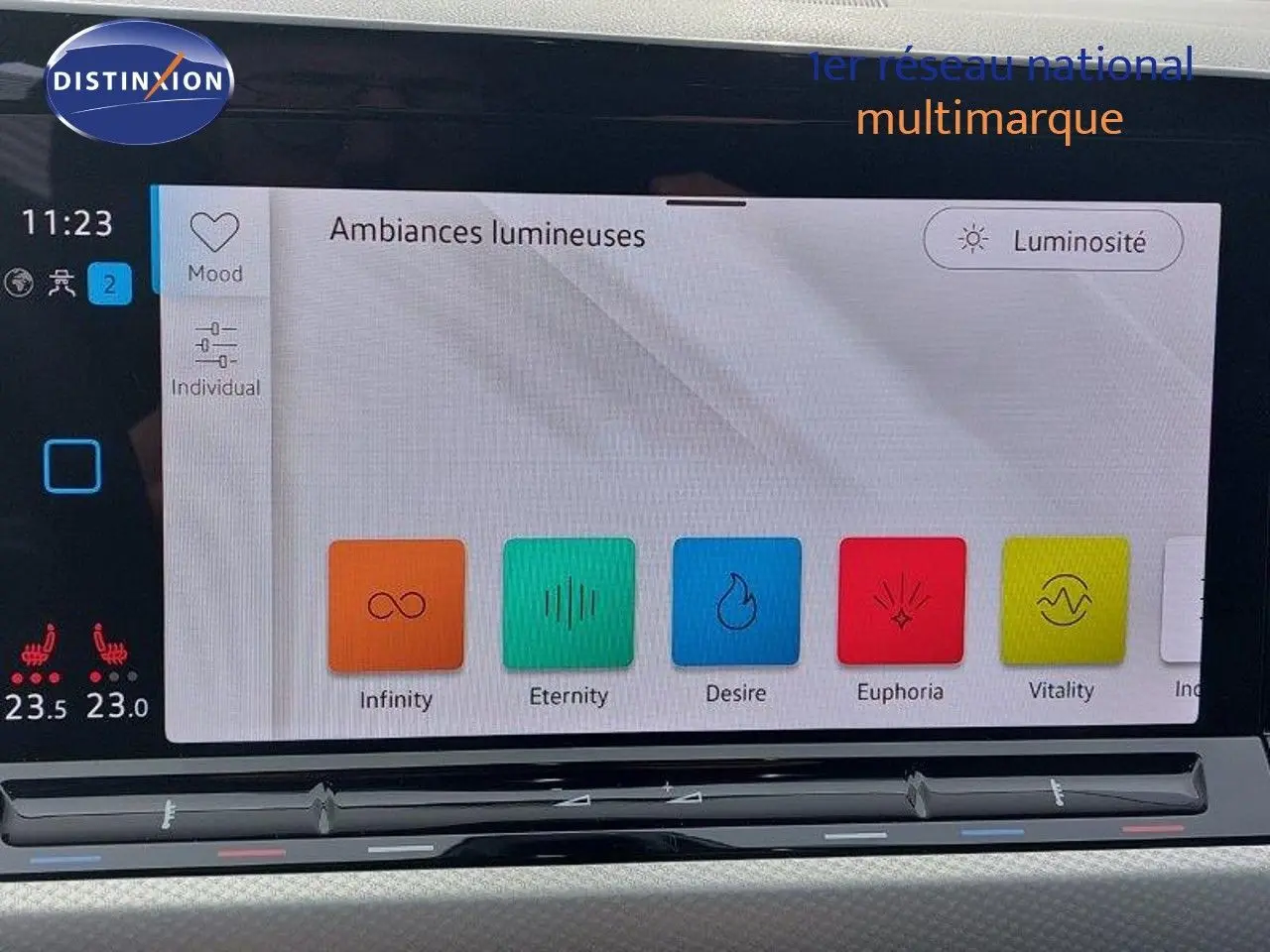 Écran tactile intérieur de Volkswagen Golf 2024 noir métal, affichant les options d'ambiances lumineuses.