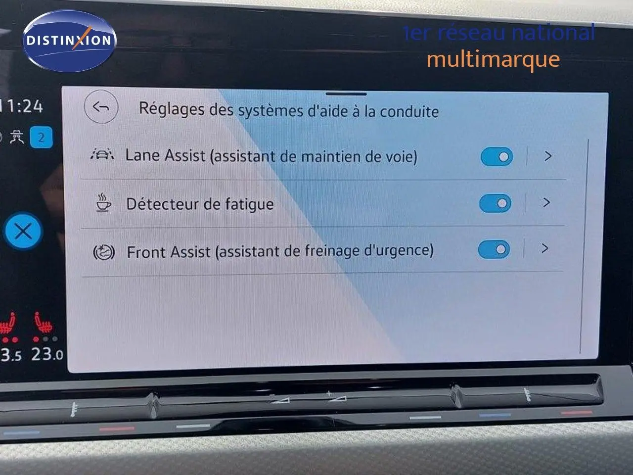 Écran tactile intérieur de la Volkswagen Golf 1.5 TSI 2024 noir métal, affichant les aides à la conduite activées.