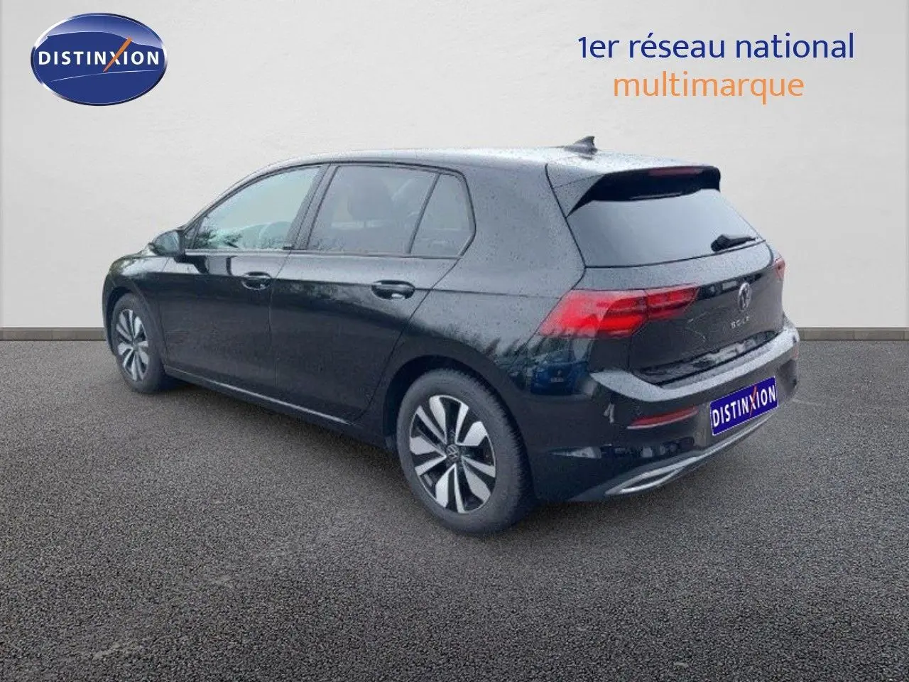 Volkswagen Golf 1.5 TSI 150ch noir métal vue 3/4 arrière droit sur sol gris, feux arrière allumés.