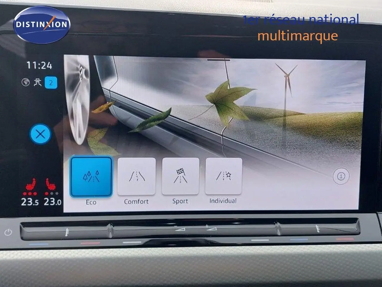 Écran tactile intérieur de Volkswagen Golf 2024 noir métal, affichant modes de conduite Eco, Comfort, Sport et Individual.