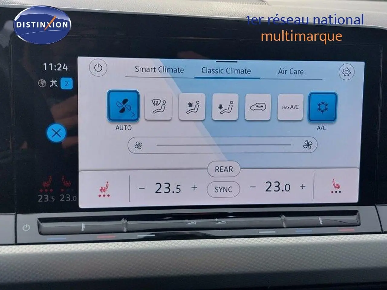 Écran tactile de la climatisation sur tableau de bord d'une Volkswagen Golf noire, vue de face rapprochée.