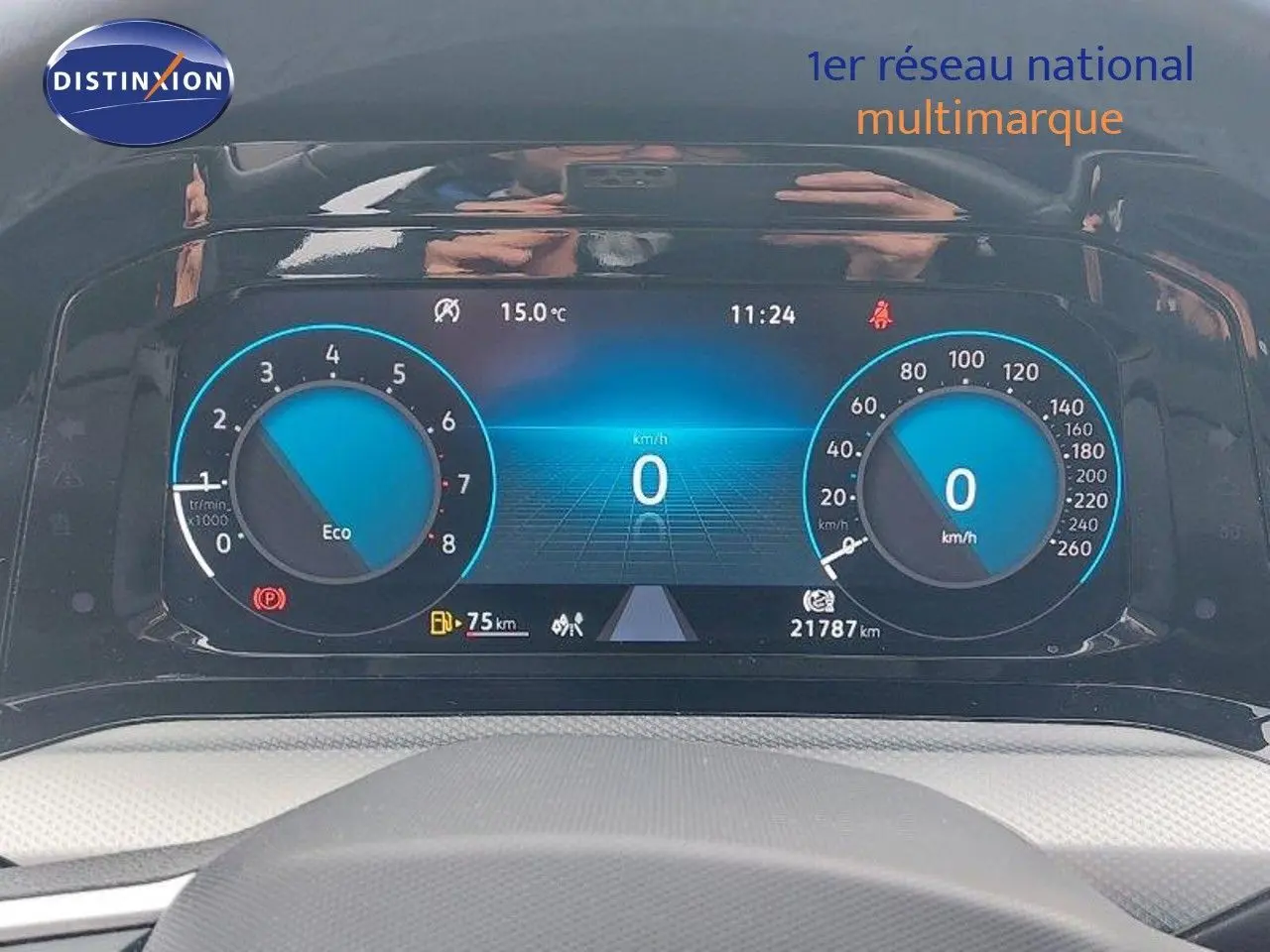 Vue rapprochée du tableau de bord numérique de la Volkswagen Golf 1.5 TSI 150ch noir métal, affichant vitesse et compte-tours.