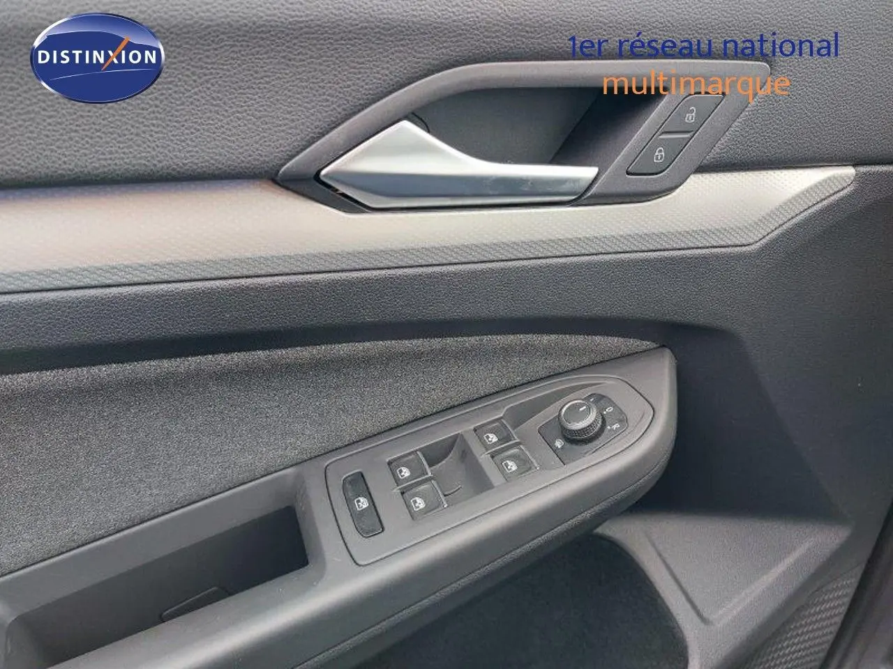 Détail de la porte côté conducteur de la Volkswagen Golf 1.5 TSI 2024 noir métal, avec commandes des vitres et rétroviseurs.