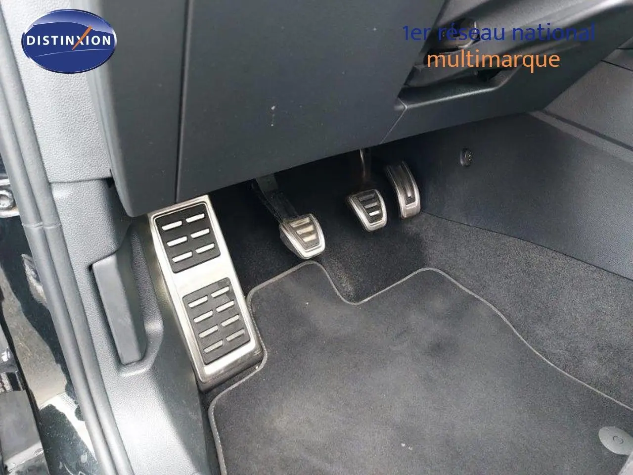 Vue rapprochée des pédales en aluminium et tapis noir dans une Volkswagen Golf 1.5 TSI 150CH GOAL noir métal 2024.