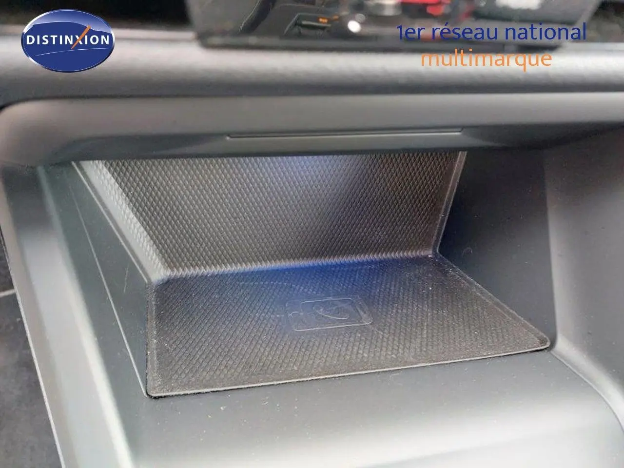 Gros plan sur le compartiment de rangement noir avec surface antidérapante dans une Volkswagen Golf 1.5 TSI 2024.
